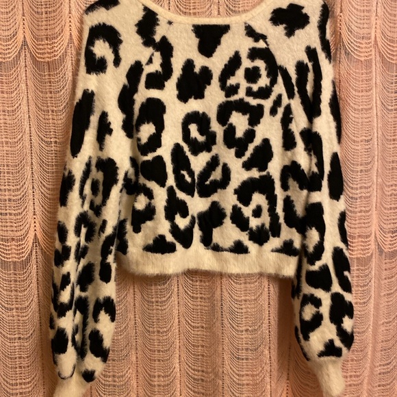 Plush cheetah print sweater - Picture 6 of 10
